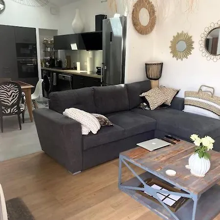 Holiday home Charmante Maison De En Pierre Idealement Situee